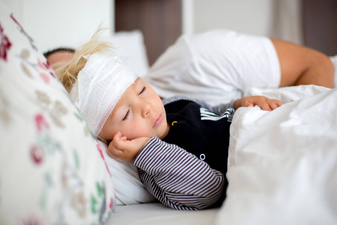 Bei jeder Gehirnerschütterung gilt: Das Kind braucht Ruhe zur Regeneration. / Foto: Adobe Stock/Tomsickova