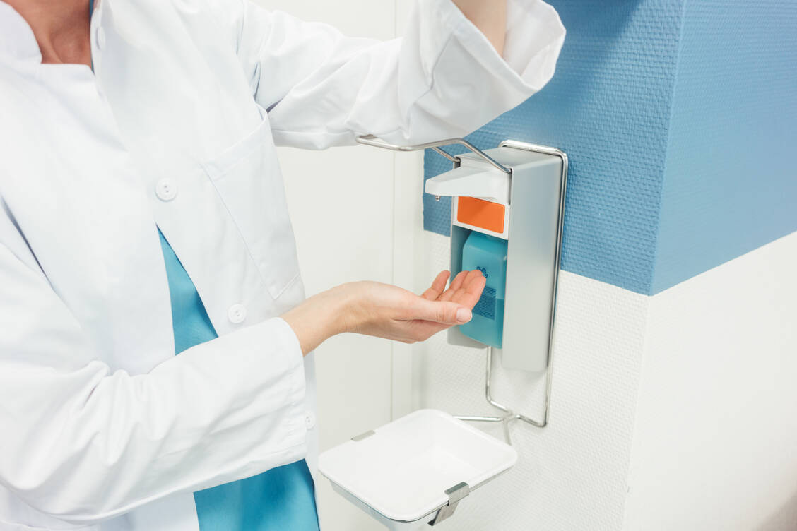 Mitarbeiter in Krankenhäusern sind auf Desinfektionsmittel angewiesen. Chemieunternehmen und Krankenhausapotheker wollen die Notversorgung sicherstellen.  / Foto: Adobe Stock/Kzenon