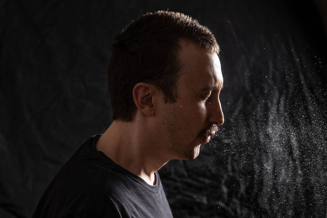 SARS-CoV-2 überträgt sich per Tröpfcheninfektion beim Husten oder Niesen, wahrscheinlich aber auch per Aerosol. Darin sind die Tröpfchen bedeutend kleiner. / Foto: Getty Images/Lucas Ninno