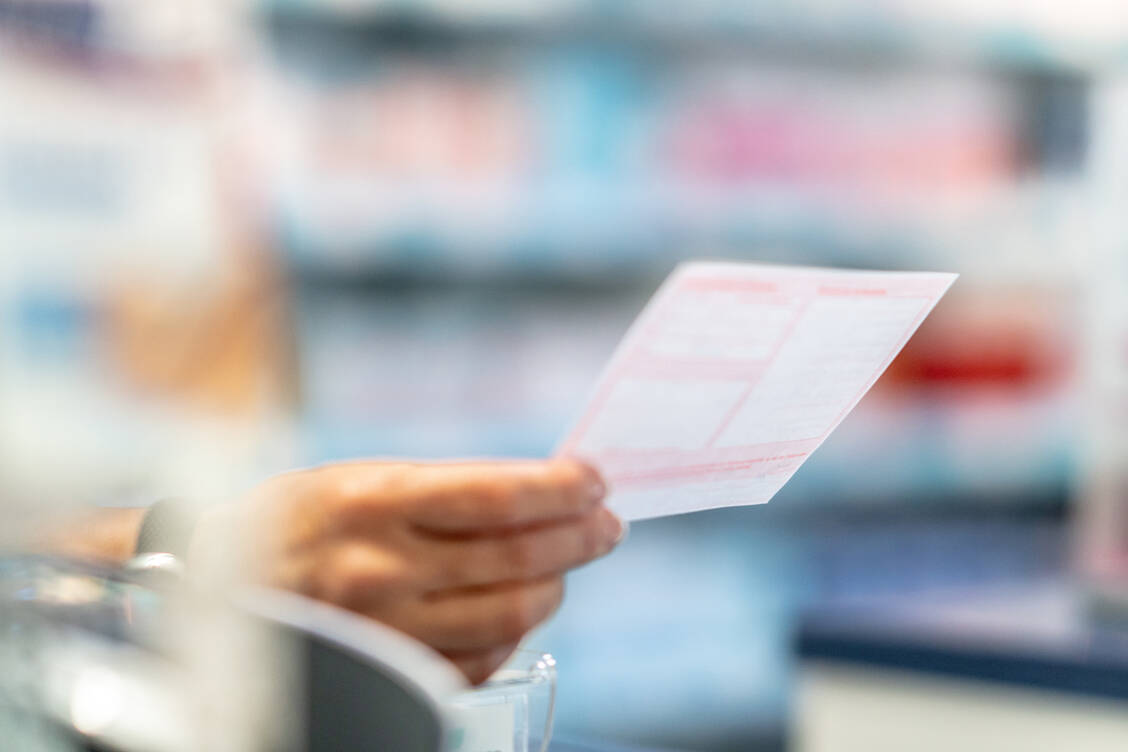 Liegt der Verdacht einer Rezeptfälschung vor, ist Vorsicht und Sorgfalt geboten. Rückfragen beim Patienten oder Arzt können hier helfen, um mit Unsicherheiten aufzuräumen.  / Foto: Adobe Stock / cineberg