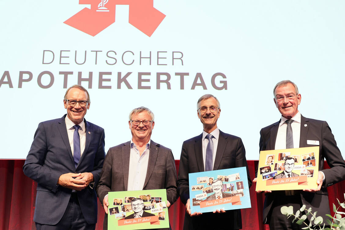 ABDA-Präsident Thomas Preis verabschiedete heute Martin Schulz, Sebastian Schmitz  und Lutz Tisch (v.l.n.r.). / © PZ/Alois Müller