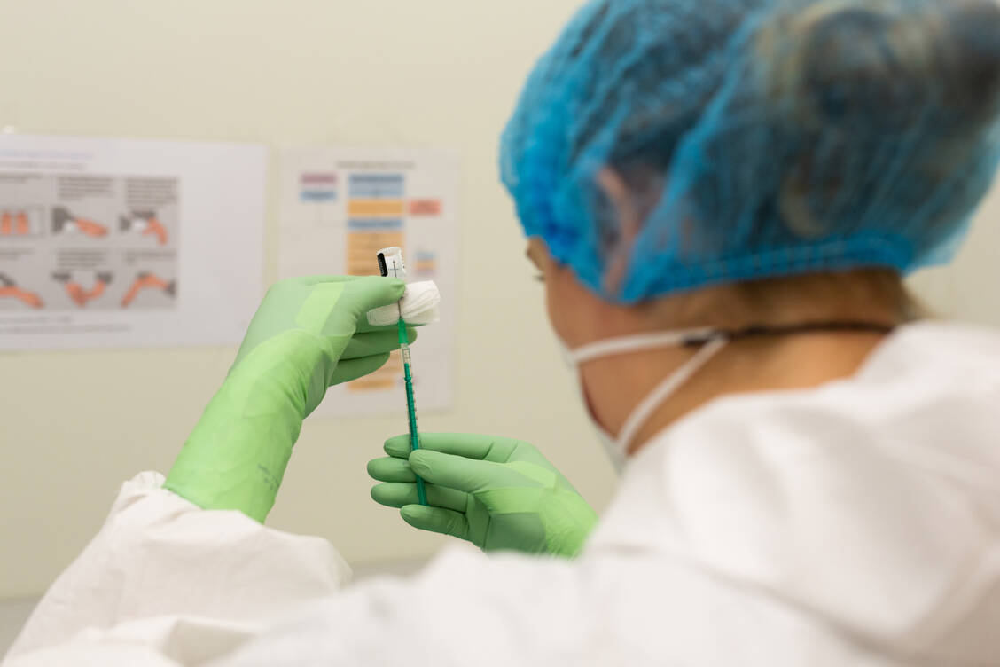Wenn die Covid-19-Impfungen in den Arztpraxen starten, werden die pharmazeutischen Fachkräfte wohl nicht mehr herstellen und vorbereiten, aber weiter den Ärzten mit Rat und Tat zur Seite stehen. / Foto: Max Lewe