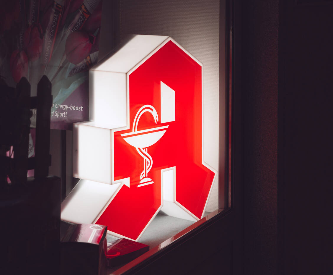 Für jeden Vollnotdienst (von von spätestens 20:00 Uhr bis mindestens 6:00 Uhr) erhalten die Apotheken einen pauschalen Zuschuss. / © Adobe Stock/ MB.Photostock