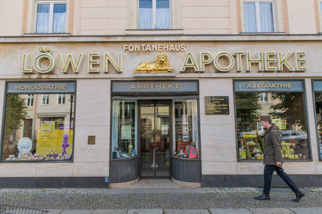 Nostalgie entzaubert: Den Namen führte meist erst das Haus – und nicht die Apotheke. Hier die Löwen-Apotheke im Fontanehaus in Neuruppin.  / © Imago Images/Joko