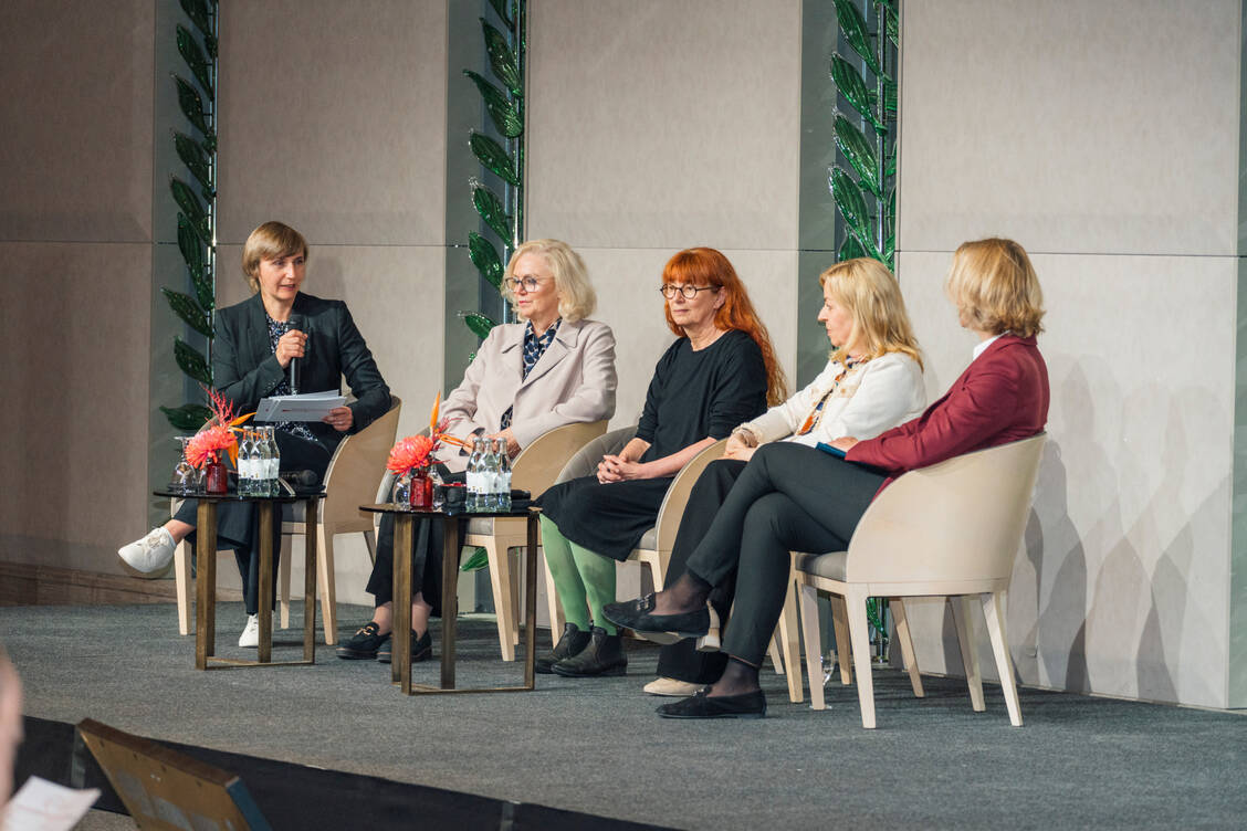 Diskutierten über Präventionsstrategien für Apotheken (v.l.): Daniela Hüttemann (Moderatorin, PZ), Annette Rommel (Kassenärztliche Vereinigung Thüringen), Anke Rüdinger (Deutscher Apothekerverband), Andrea Galle (mkk) und Silke Heinemann (BMG). / © DAV/Ansgar Schwarz