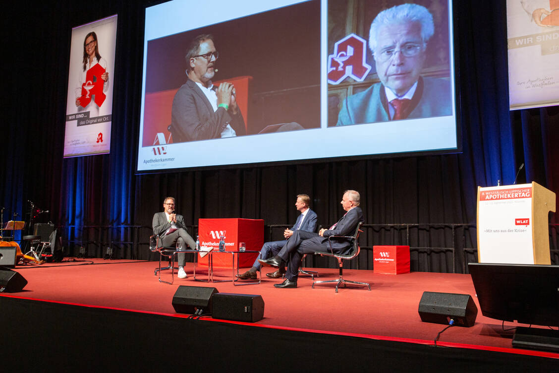 Beim diesjährigen WLAT diskutierten BAK-Präsident Thomas Benkert (Leinwand), Noweda-Chef Michael P. Kuck und AKWL-Vize Frank Dieckerhoff über die Leistungen der Apotheker in der Pandemie. / Foto: AKWL/Peter Leßmann