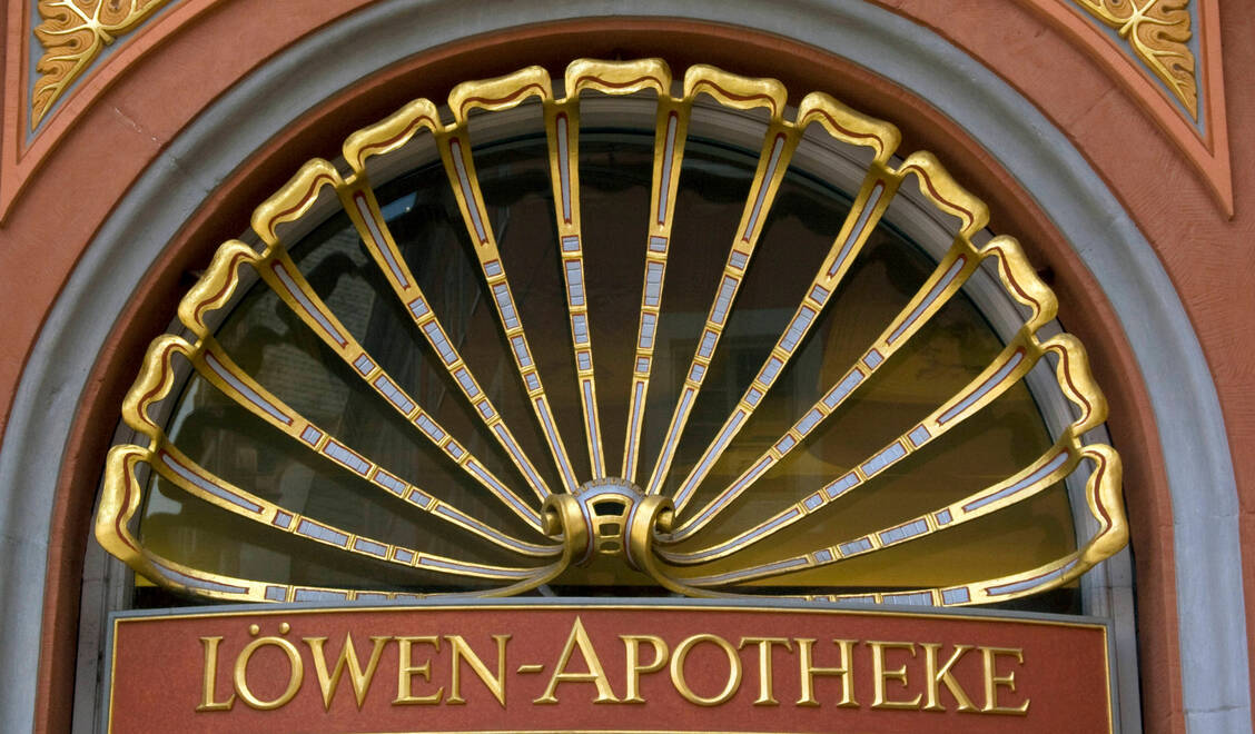 Die Löwen-Apotheke in Trier gehört zu den ältesten Apotheken Deutschlands. Sie stammt aus einem Jahr, das für den Berufsstand eine besondere Bedeutung hat. / © Imago / Zoonar