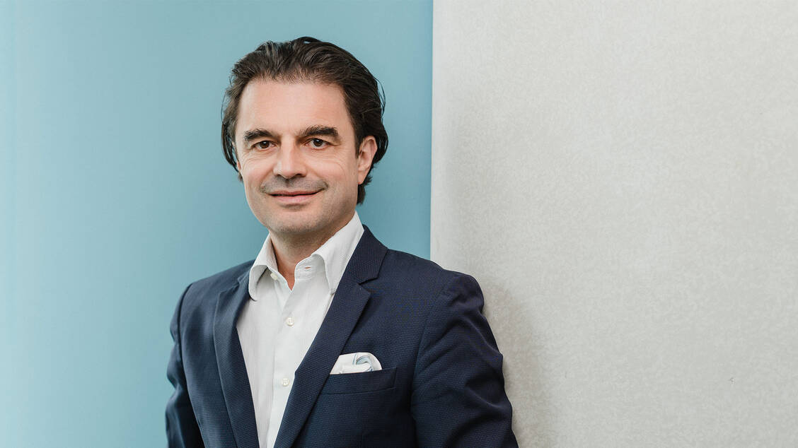 »Gemeinsam wollen wir das Sortiment für die Apothekenrezeptur erweitern und die Versorgungssicherheit langfristig weiter stärken«, sagt Thomas Meier, Vorstandsvorsitzender von Medios. / © Medios AG/Dagmar Schwelle