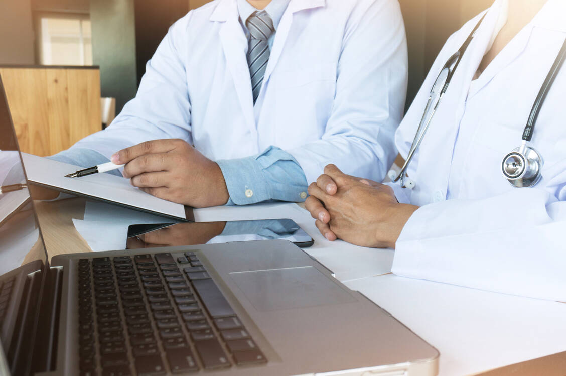 Gemeinsam mehr erreicht für multimorbide Patienten haben Apotheker und Ärzte bei der Arzneimittelinitiative ARMIN in Sachsen und Thüringen. / Foto: Getty Images/charliepix