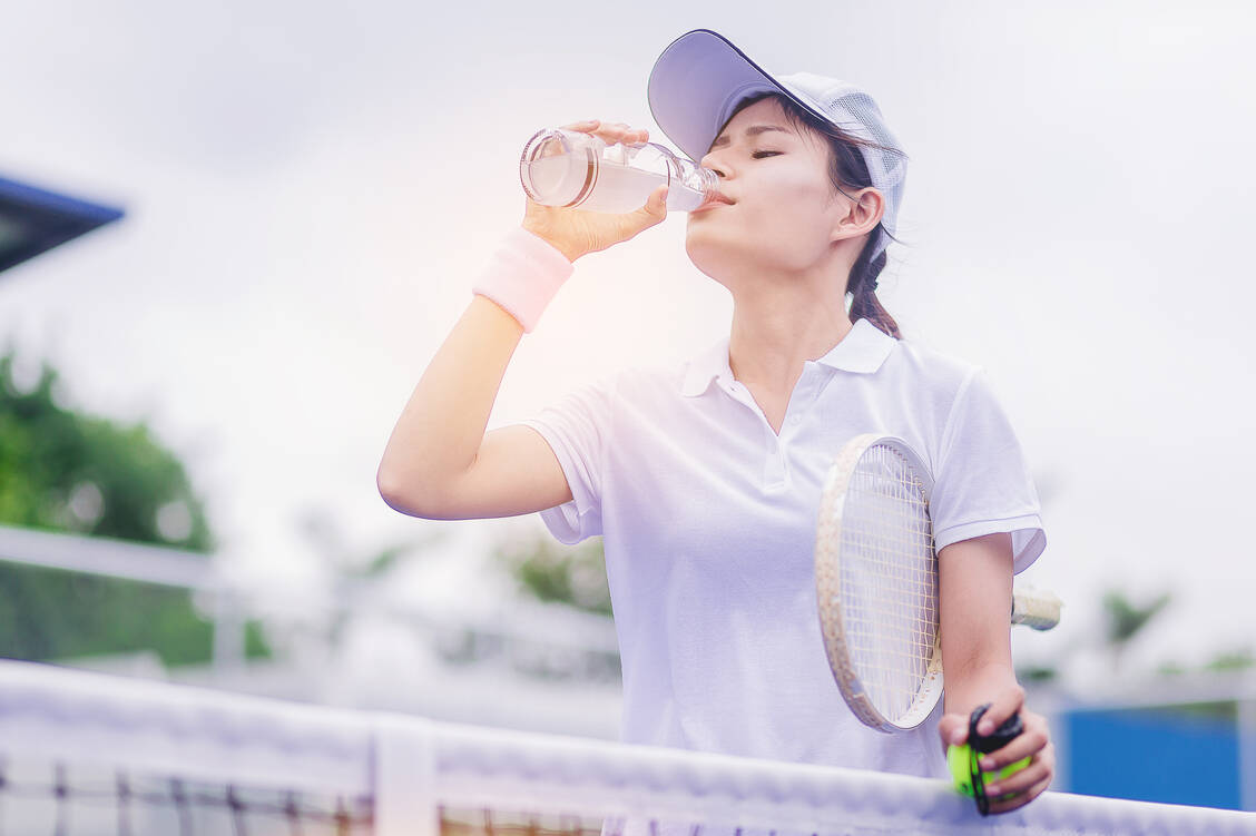 Tennisspieler, Golfer und Radfahrer sind vor allem gefährdet, bei starker Sonneneinstrahlung Schaden zu nehmen. / Foto: Adobe Stock/Panumas