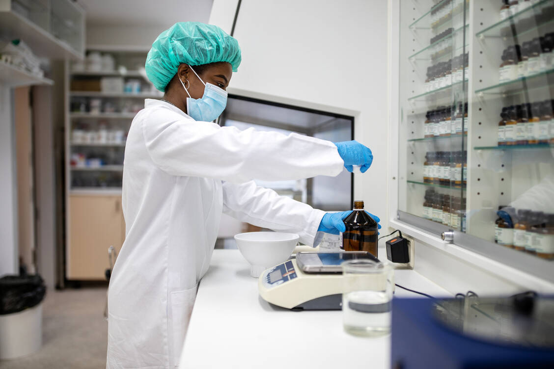 Mit Individualrezepturen können Apotheken Lieferengpässe bei Fertigarzneimitteln überbrücken. das ist besonders wichtig in der Pädiatrie. / Foto: Getty Images/Luis Alvarez