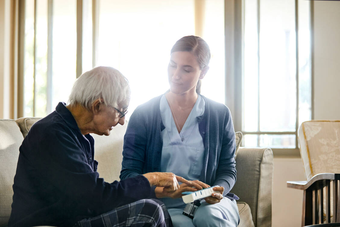 Ab Juli 2025 ist auch für Pflegeeinrichtungen der TI-Anschluss Pflicht. Red und Gedisa bieten Heimen schon jetzt eine Lösung an. / Foto: Getty Images/Abel Mitjà Varela