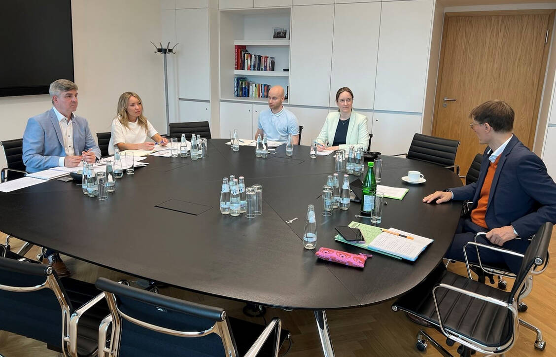 »Es war eine gute Atmosphäre«, so Adexa-Vorstand May (links) über seinen Besuch bei Bundesgesundheitsminister Karl Lauterbach (rechts). Der Minister habe konzentriert zugehört. / Foto: Foto: BMG
