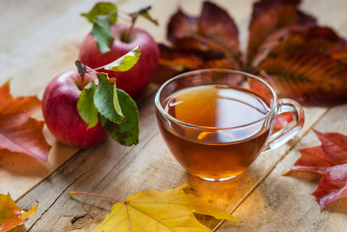 Mit einer Tasse schwarzem oder grünen Tees und einem Apfel tut man seiner Gesundheit täglich etwas Gutes. / Foto: Adobe Stock/Anna Leschenko