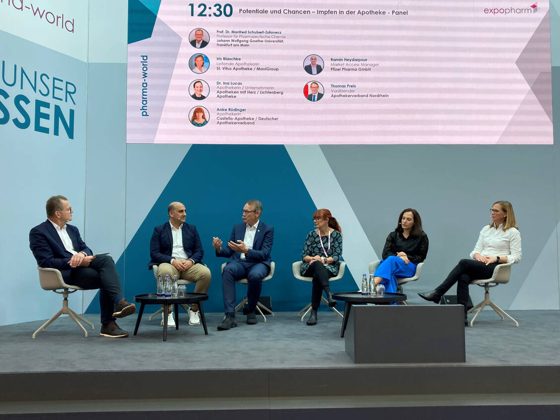 Über Chancen von Impfungen in Apotheken diskutierten (von rechts): die leitende Apothekerin Iris Blaschke, Ina Lucas (Apothekerkammer Berlin), Anke Rüdinger (DAV), Thomas Preis (AVNR) und Ramin Heydarpour (Pfizer). Manfred Schubert-Zsilavecz moderierte. / © PZ/Anne Orth