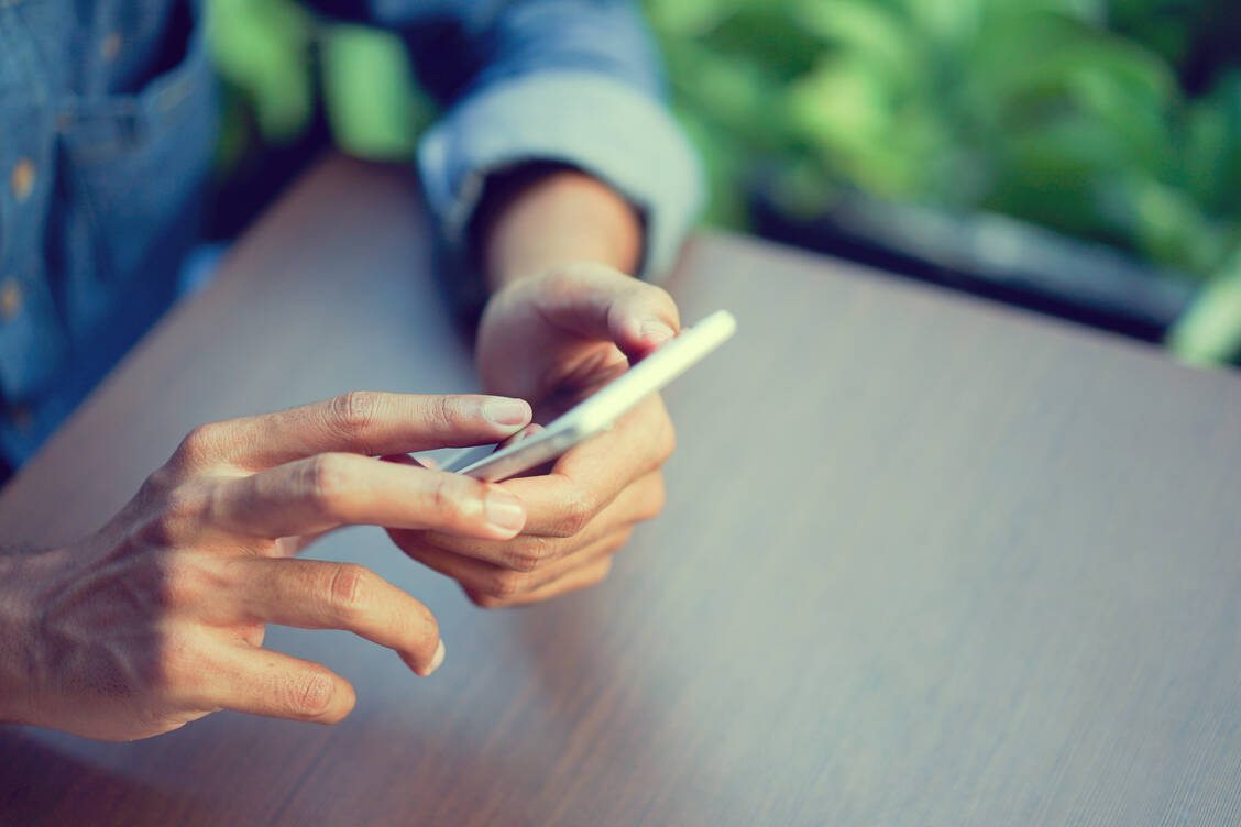 Ab November können Patienten nach einem Besuch beim Telemediziner »docdirekt« ihr Rezept via App erhalten.   / Foto: Adobe Stock/chinnarach
