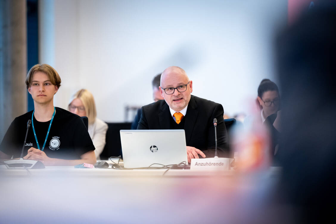 Pharmaziestudent Louis Chalupka (links) und LAKT Geschäftsführer Danny Neidel bei der Anhörung im Landtag.  / © Jacob Schröter/Landesapothekerkammer Thüringen