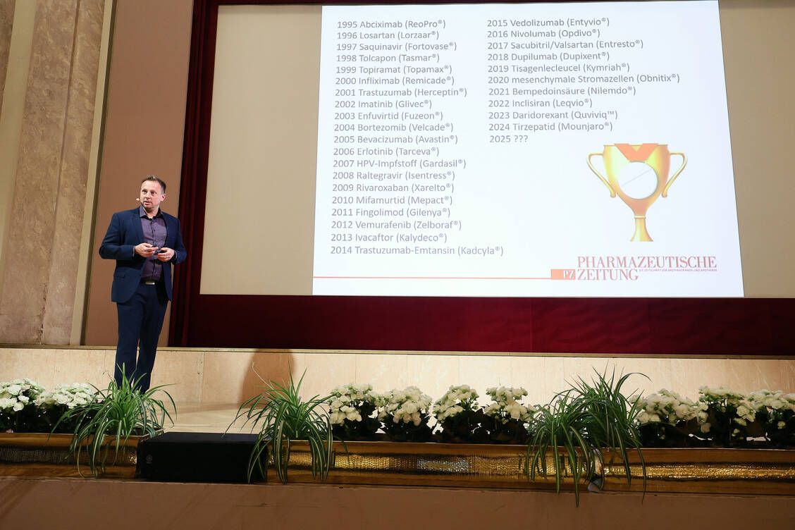 Wer erhält den PZ-Innovationspreis 2025? Chefredakteur Sven Siebenand machte es spannend. / © PZ/Alois Müller