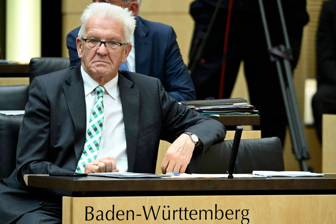 Nach der Insolvenz des Abrechners ist Hilfe aus der Politik gefordert. Die Apotheker in Baden-Württemberg schrieben jetzt ihrem Ministerpräsidenten Winfried Kretschmann einen Brief. / Foto: imago images/Future Image