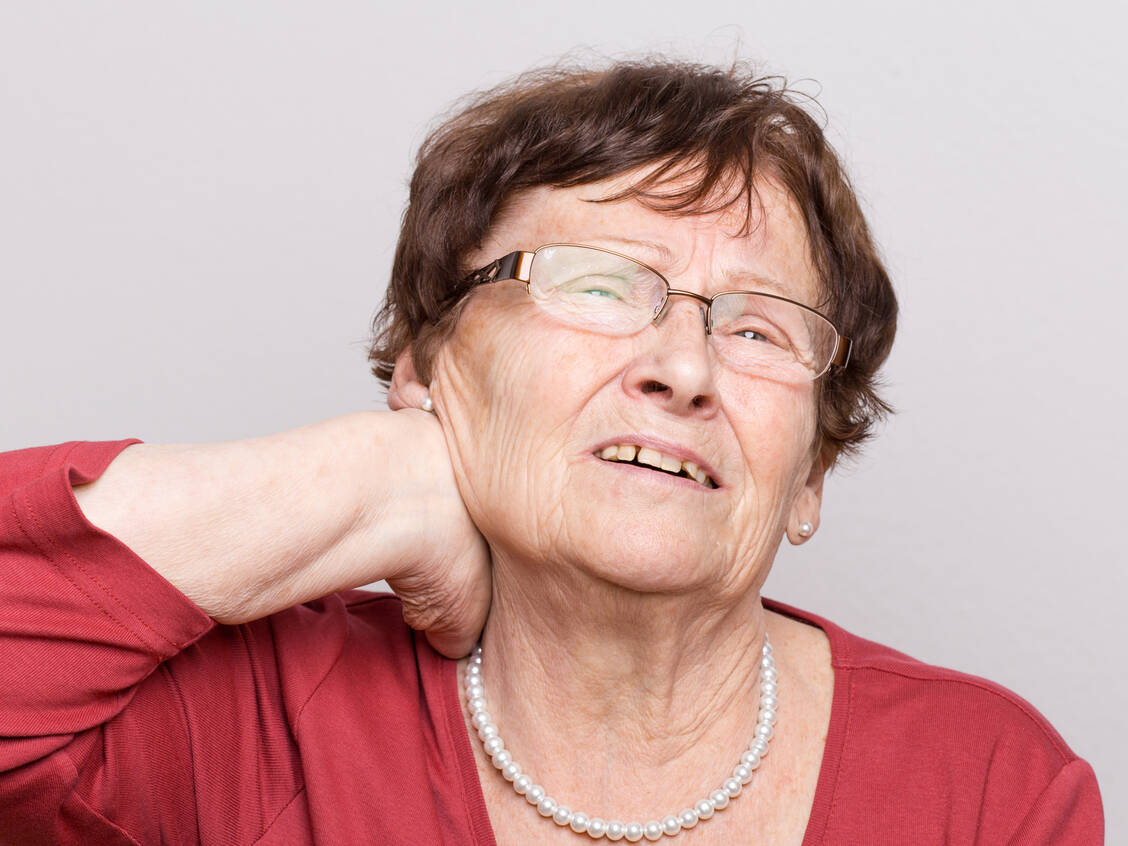 Viele ältere Menschen leiden an Schmerzen, aber viel zu oft werden diese als Teil des natürlichen Alterungsprozesses abgetan. / © Adobe Stock/DDRockstar