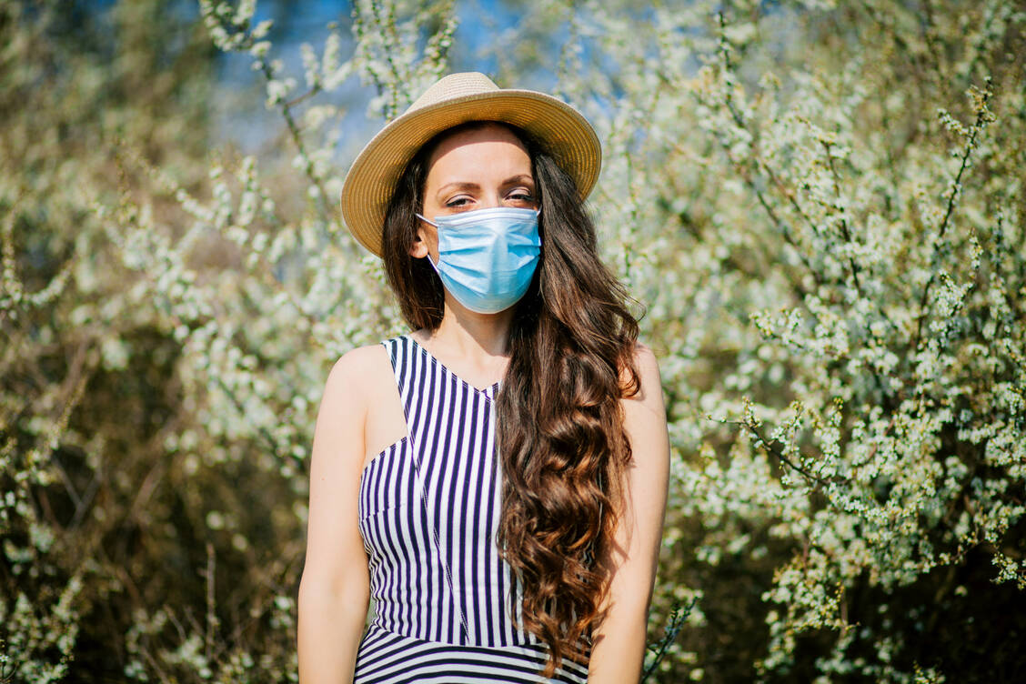 Medizinische Masken können allergische Symptome bei Heuschnupfen-Geplagten so stark reduzieren, dass das allgemeine Wohlbefinden nur noch gering gestört ist, meinen Experten. / Foto: Getty Images/Nevena1987
