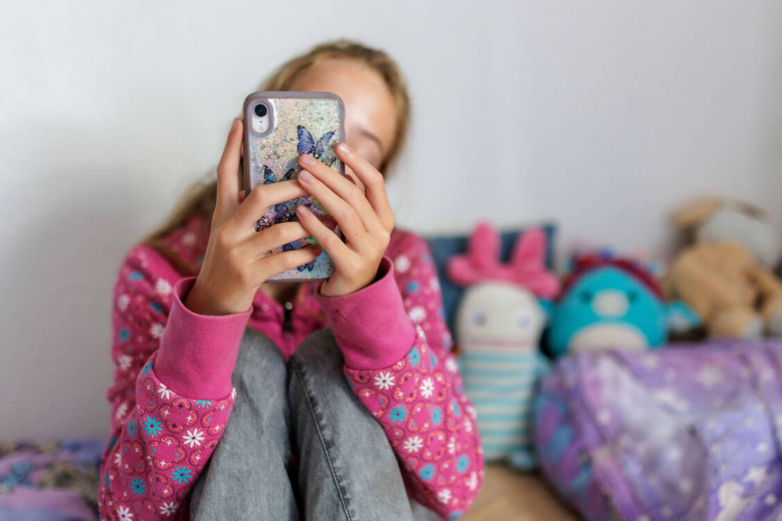 Ein problematischer Medienkonsum oder Mediensucht kann verschiedene körperliche, psychische oder auch soziale Folgen haben. / © Imago Images/photothek