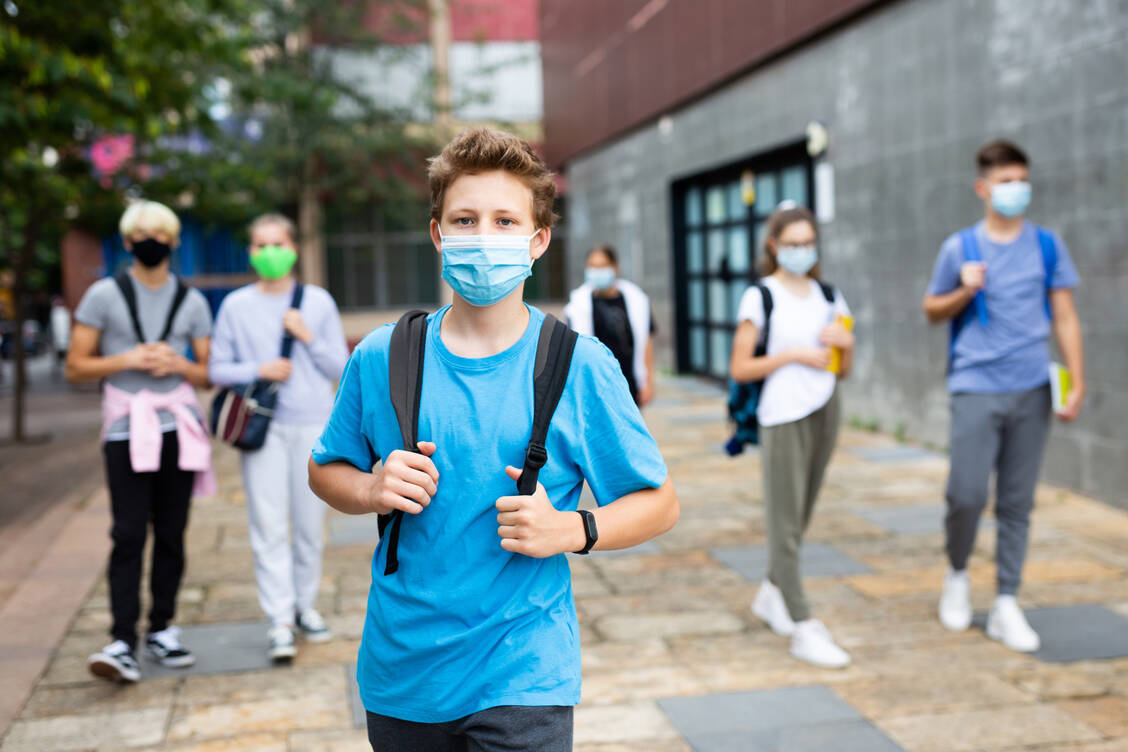 Die Inzidenz in Deutschland ist derzeit so niedrig, dass über eine Abschaffung der Maskenpflicht diskutiert wird. Droht durch die Delta-Variante ein erneuter Anstieg der Infektionszahlen? / Foto: Adobe Stock/Iakov Filimonov