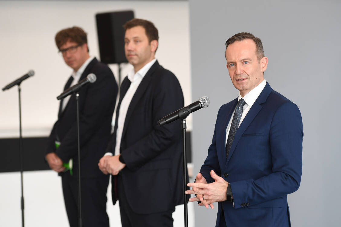Die Generalsekretäre Volker Wissing (FDP), Lars Klingbeil (SPD) sowie der Bundesgeschäftsführer Michael Kellner von den Grünen (v.r.) haben heute in Berlin den Start der Koalitionsverhandlungen angekündigt. / Foto: picture alliance/dpa | Christophe Gateau