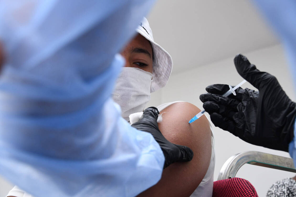 Pharmazeuten sollen bald auch Kinder und Jugendliche ab 12 Jahren gegen Covid-19 impfen dürfen. / Foto: Imago Images/Xinhua