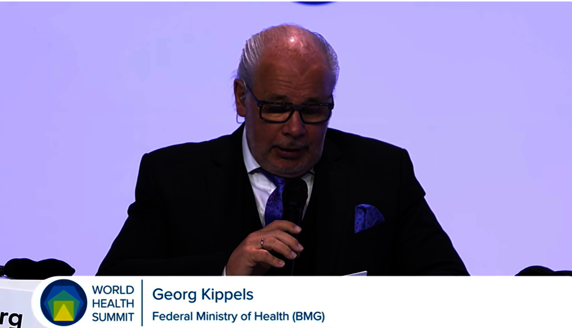 Das Thema Anpassungsfähigkeit spielte im Panel wiederkehrend eine große Rolle. Georg Kippels (CDU), Parlamentarischer Staatssekretär im BMG, machte allerdings auch auf Langzeitaspekte des Krisenmanagements aufmerksam. / © PZ / Paulina Kamm