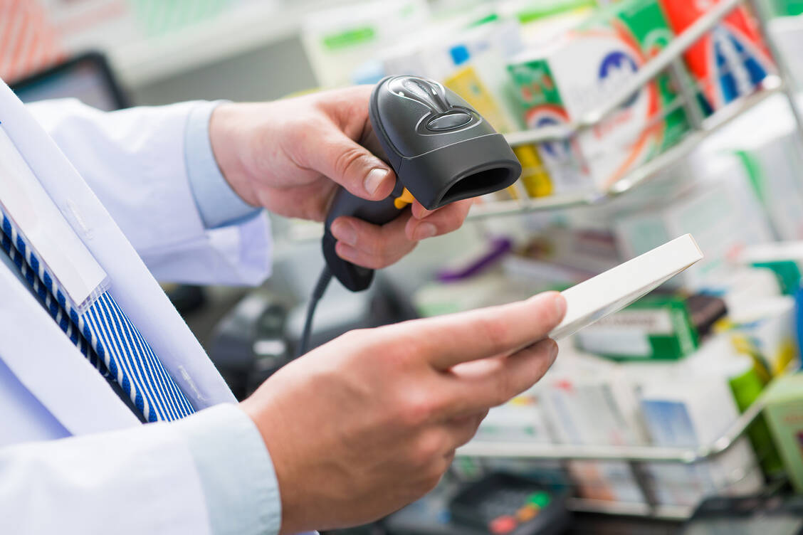 Beim Scannen der Bestandware kann das neue System unter Umständen Alarm schlagen. In bestimmten Fällen dürfen Apotheker das Arzneimittel nach einer Prüfung aber trotzdem abgeben. / Foto: Adobe Stock/DragonImages