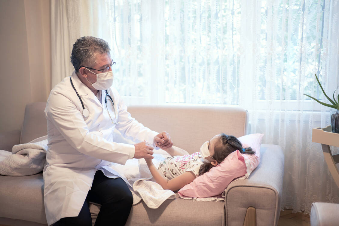 Kinder mit Krebs, schweren Herz-, Lungen- oder Nierenerkrankungen oder Krebs sowie weiteren schweren Vorerkrankungen sollten priorisiert gegen Covid-19 geimpft werden. / Foto: Getty Images/phynart studio