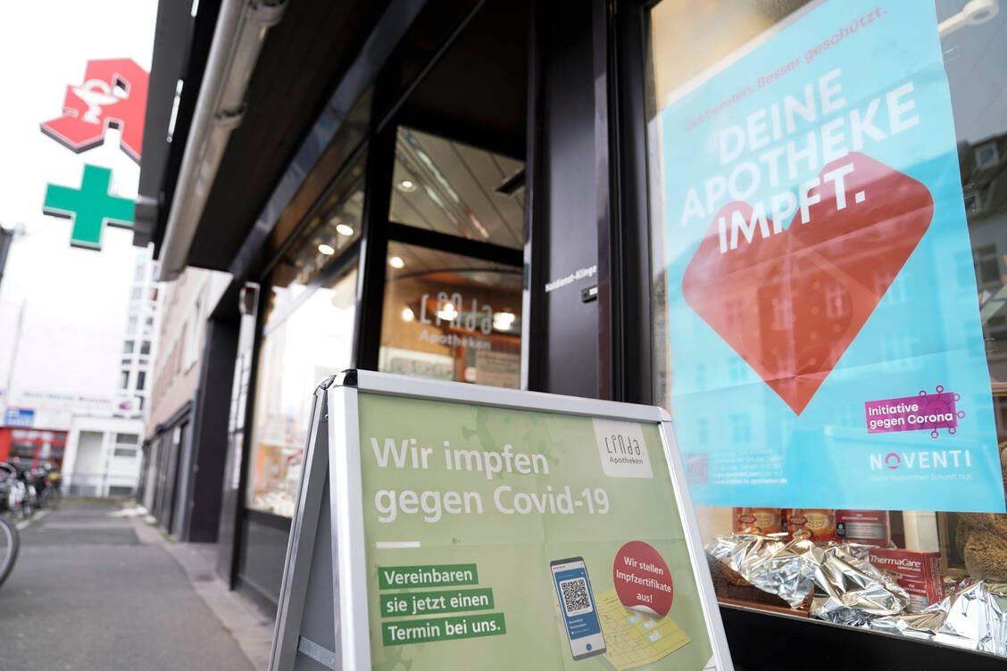 Knapp 1000 Apotheken können derzeit in Deutschland Covid-19-Impfungen anbieten.  / Foto: Imago Images/Political-Moments