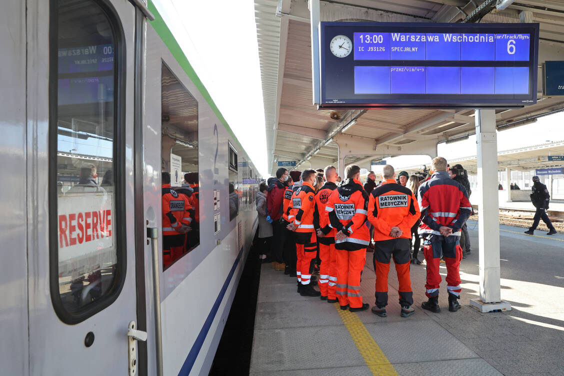 Mit Sonderzügen transportiert die polnische Bahn verletzte und kranke Flüchtlinge aus der Ukraine nach Warschau (Bild vom 27. Februar 2022). In ukrainischen Krankenhäusern werden Verbandmaterial, Antibiotika, Schmerzmittel und andere wichtige Medikamente benötigt. / Foto: Imago Images/Eastnews