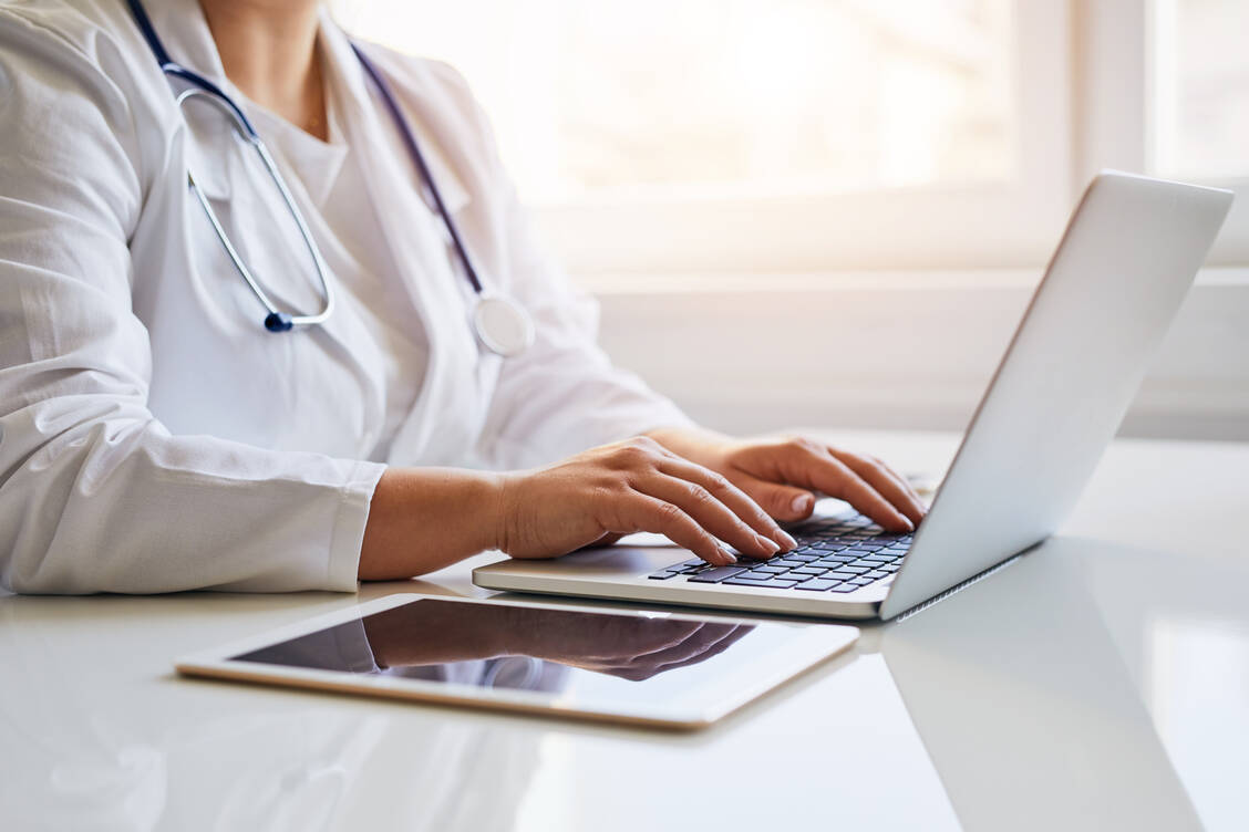 Um den Überblick über die Gesamtmedikation seiner Patienten zu behalten, braucht der Arzt Unterstützung – am besten geht es digital. / Foto: Adobe Stock/Rostislav Sedlacek
