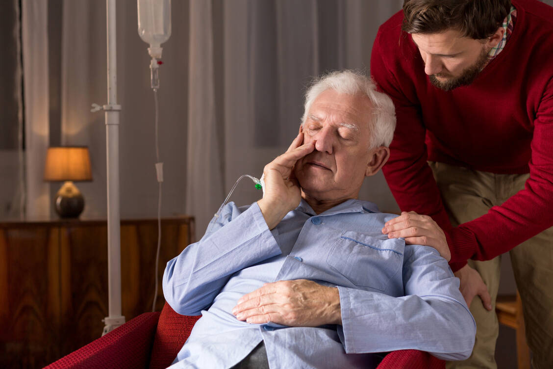 Bei guter palliativer Versorgung können viele schwerkranke Menschen zu Hause leben. / Foto: Shutterstock/Photographee.eu