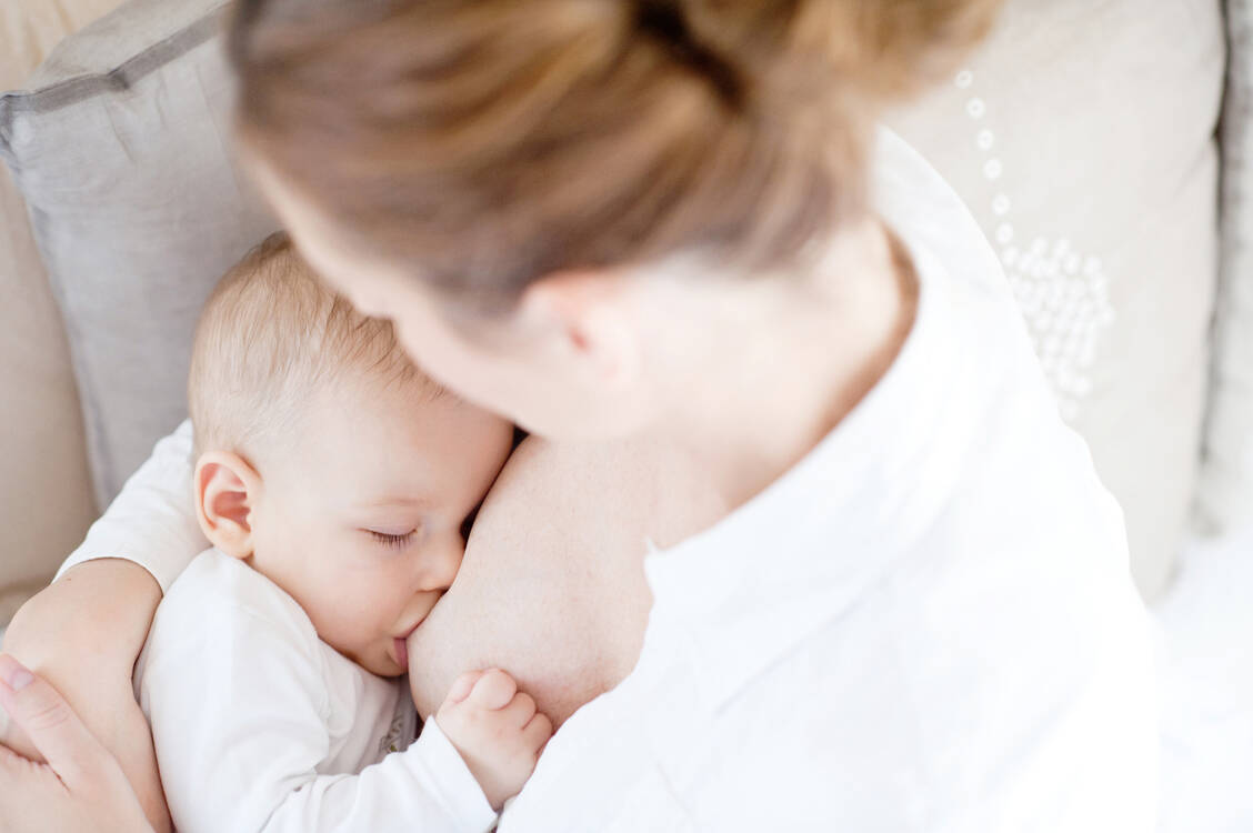 In einer neuen Untersuchung konnte zwar nachgewiesen werden, dass Impf-mRNA in die Muttermilch übergehen kann. Dies geschieht allerdings in so geringem Ausmaß, dass die Impfung von Stillenden trotzdem als sicher gilt. / Foto: Adobe Stock/jfk design