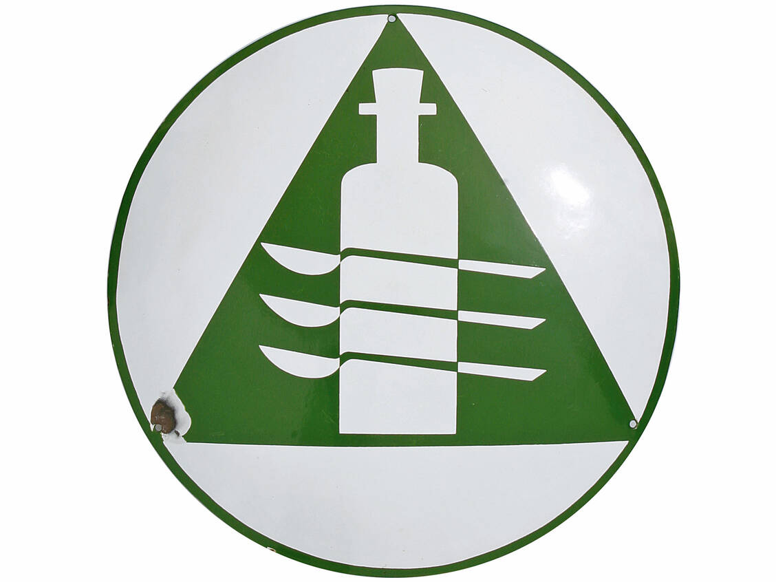 Abbildung 3: »Drei-Löffel-Symbol« der Ve­runda. Emailleschild, um 1930, Durchmesser 50 cm; Inv.-Nr. VII E 189 / Foto: Deutsches Apotheken-Museum