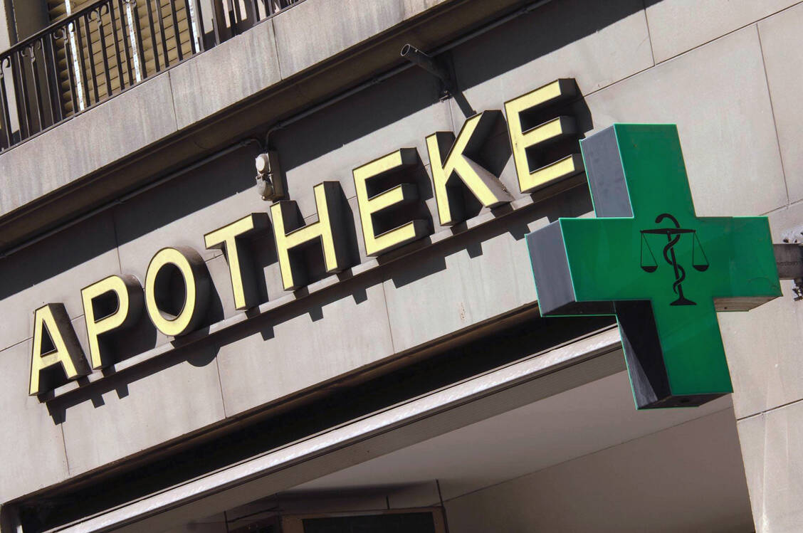 Ab sofort können die Schweizer Apotheken Teilmengen an Patienten abgeben. Allerdings soll die Lockerung zunächst befristet sein. / Foto: Imago/Becker&Bredel
