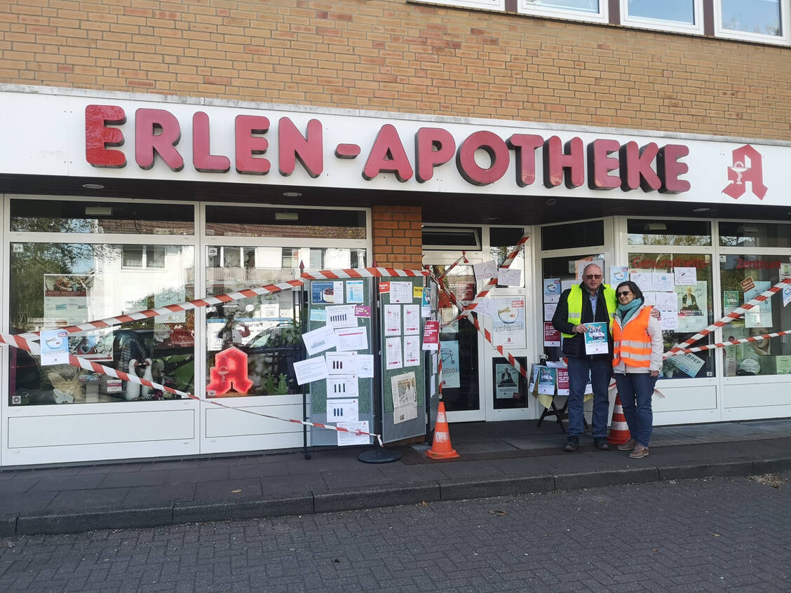 Absperrbänder, Warnwesten und Infozettel: Apothekeninhaber Christian und Gaby Stolzenburg kamen heute anders als sonst mit den Kunden ins Gespräch. / Foto: PZ/Daniela Hüttemann