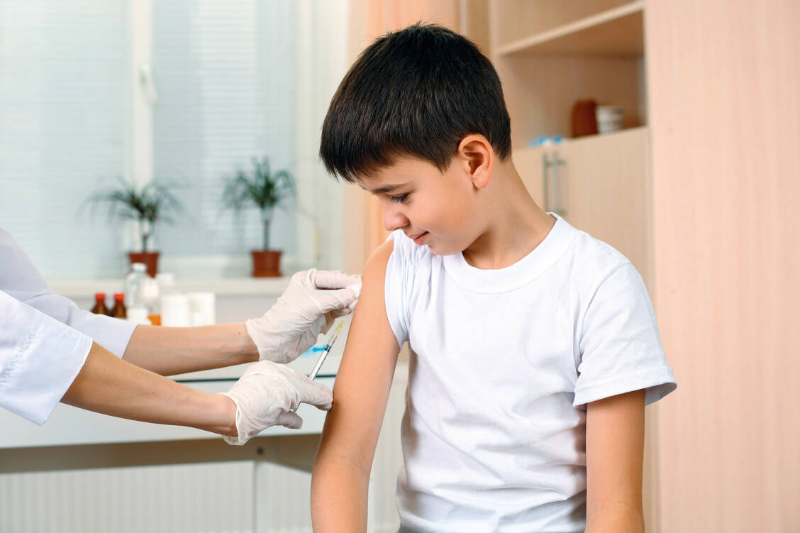 Schutzimpfungen in der Schule anzubieten, könnte die Impfquoten verbessern, hofft Bundesbildungsministerin Anja Karliczek (CDU). / Foto: Shutterstock/Africa Studio