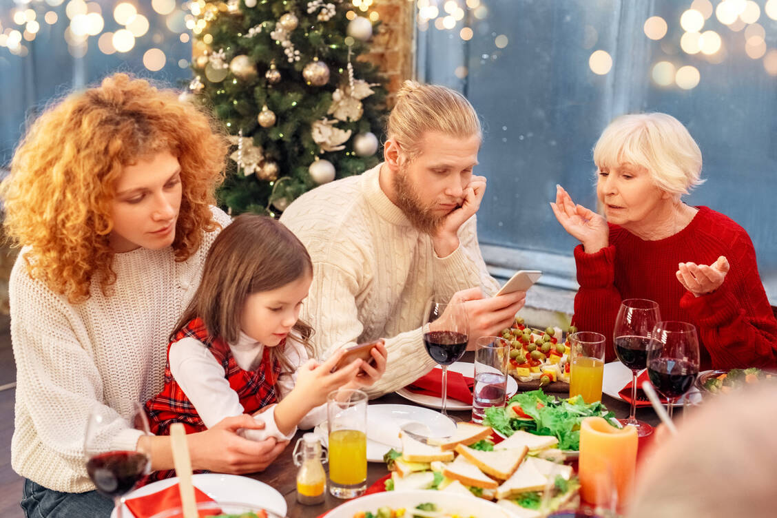 Wer nicht einmal bei Tisch an Weihnachten auf sein Smartphone verzichten konnte, sollte definitiv öfter mal eine Medien-Pause einlegen. / Foto: Getty Images/Pandora Studio/Viktoriia Hnatiuk