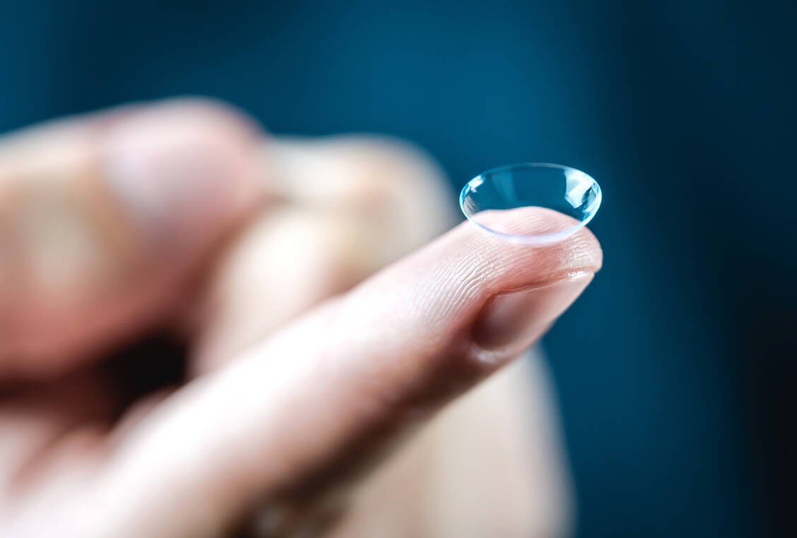 Beim Hantieren mit Kontaktlinsen ist strikte Hygiene wichtig, um eine Amöbenkeratitis zu vermeiden. / Foto: Adobe Stock/terovesalainen