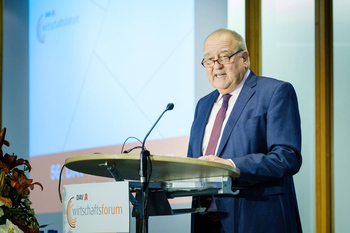 Der DAV-Vorsitzende Fritz Becker gab auf dem DAV-Wirtschaftsforum in Berlin einen Ausblick auf die politische Lage der Apotheker. / Foto: ABDA/André Wagenzik