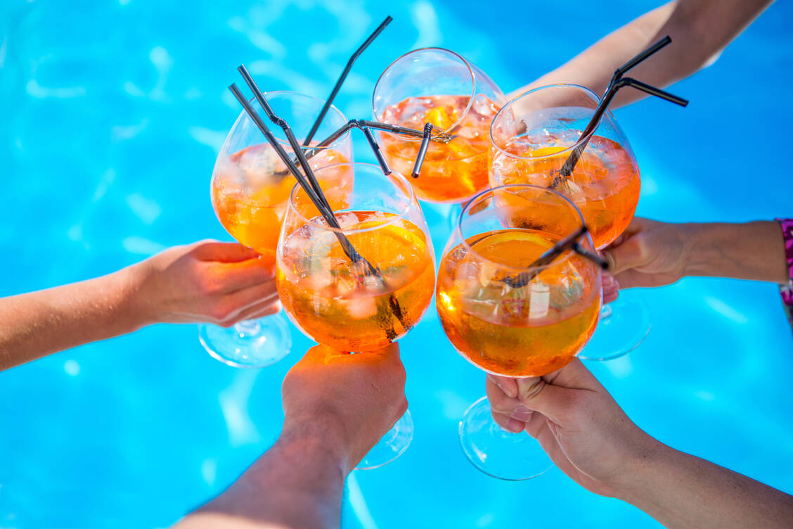Seine auffällige orange-rote Farbe verdankt Aperol den beiden zugesetzten künstlichen Farbstoffen E 110 (Gelborange S) und E 124 (Cochenillerot A). / Foto: Adobe Stock/Alexey Lesik
