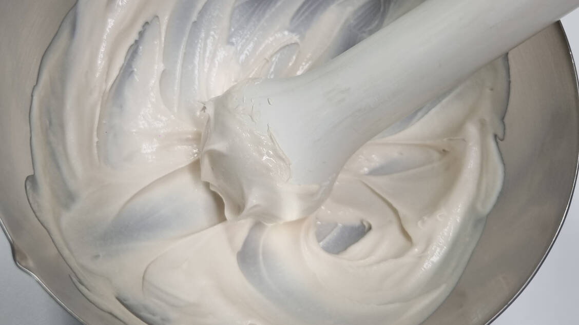 Die Aufbrauchsfrist der Simvastatin-Creme beträgt drei Monate, währenddessen kann es zu einer leichten Gelbfärbung der Creme kommen. / Foto: DAC/NRF