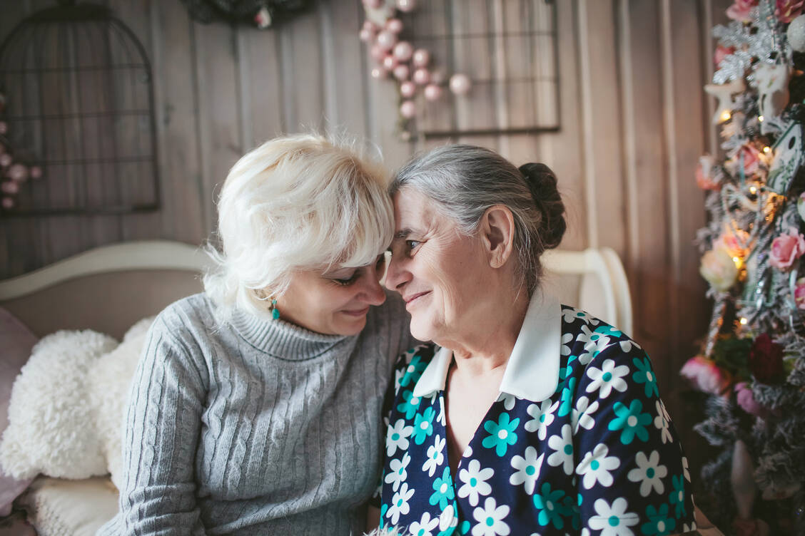 Weihnachten heißt nicht umsonst das Fest der Liebe. Viele schöne Erinnerungen und Gefühle kommen an den Feiertagen hoch.  / Foto: Adobe Stock/Mnikolaev