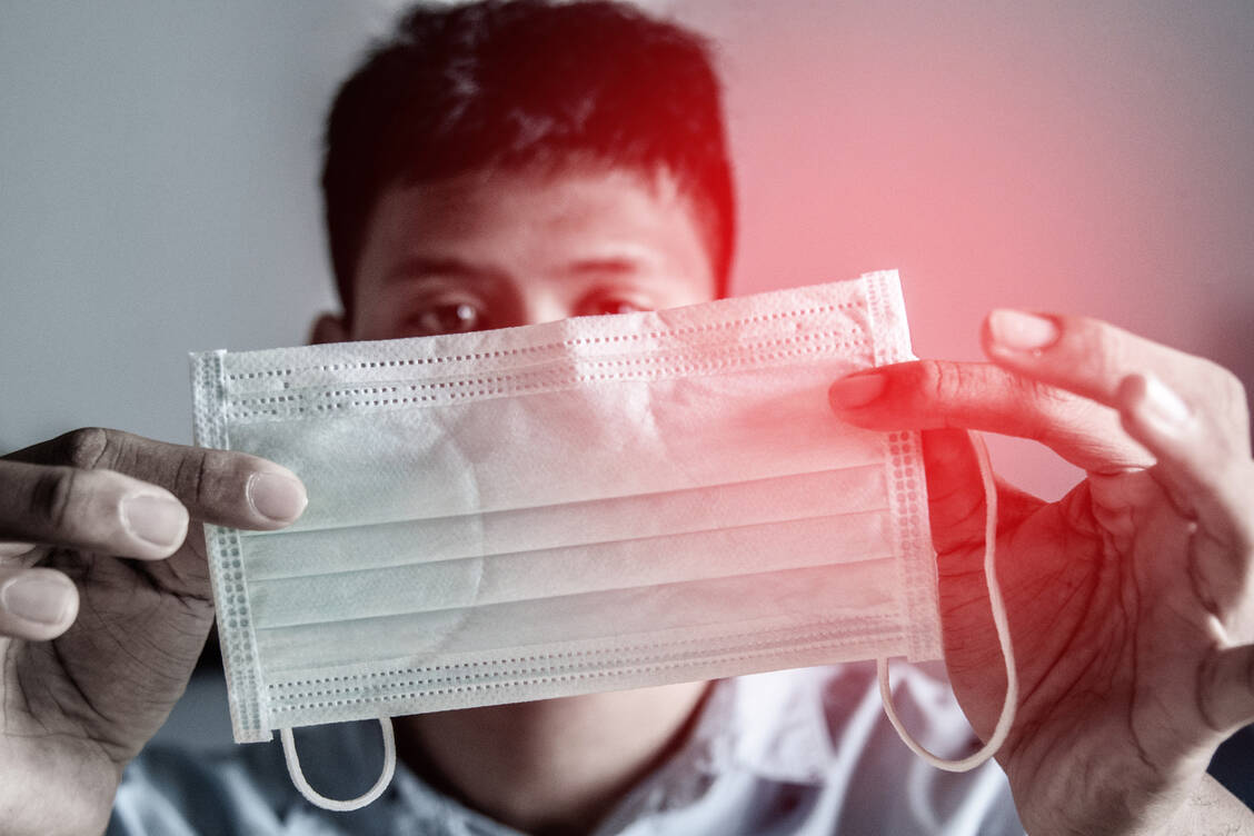 Ende März hieß es, Mund-Nasen-Schutzmasken können nach 30 min bei 70 Grad trockener Hitze wiederverwendet werden. Diese Aussage muss wohl revidiert werden. / Foto: Getty Images/Peerawat Kamklay