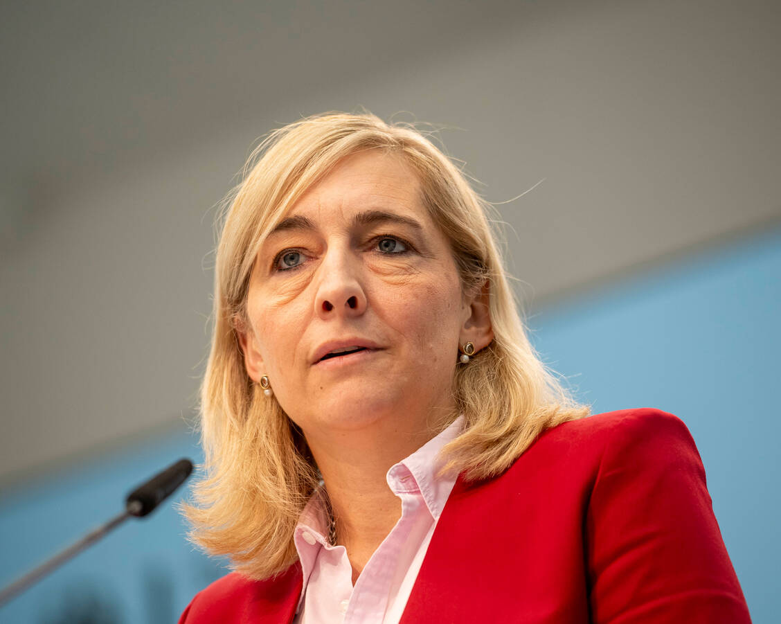 Bundesgesundheitsministerin Nina Warken (CDU) will die Kassenbeiträge stabil halten. Für ein Sparpaket, das vor allem im Krankenhausbereich ansetzt, hat das Bundeskabinett nun grünes Licht gegeben. / © IMAGO/Mike Schmidt