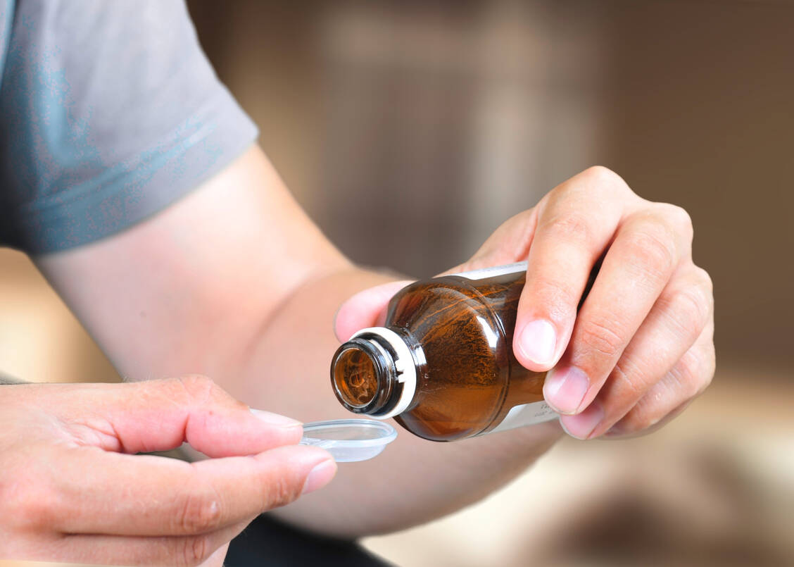 Wird Amoxicillin in Form eines Trockensaftes verordnet, gehört es zum guten Service, die Herstellung in der Apotheke anzubieten. Für die Dosierung des fertigen Saftes sollten ein geeigneter Messlöffel oder eine Dosierspritze verwendet werden. / Foto: Adobe Stock/S.Kobold